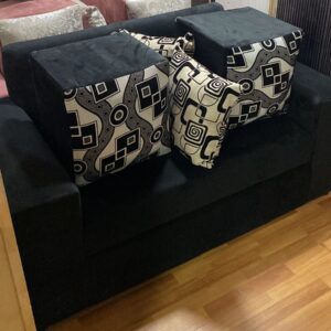 Sofá dos cuerpos negro más 2 puff